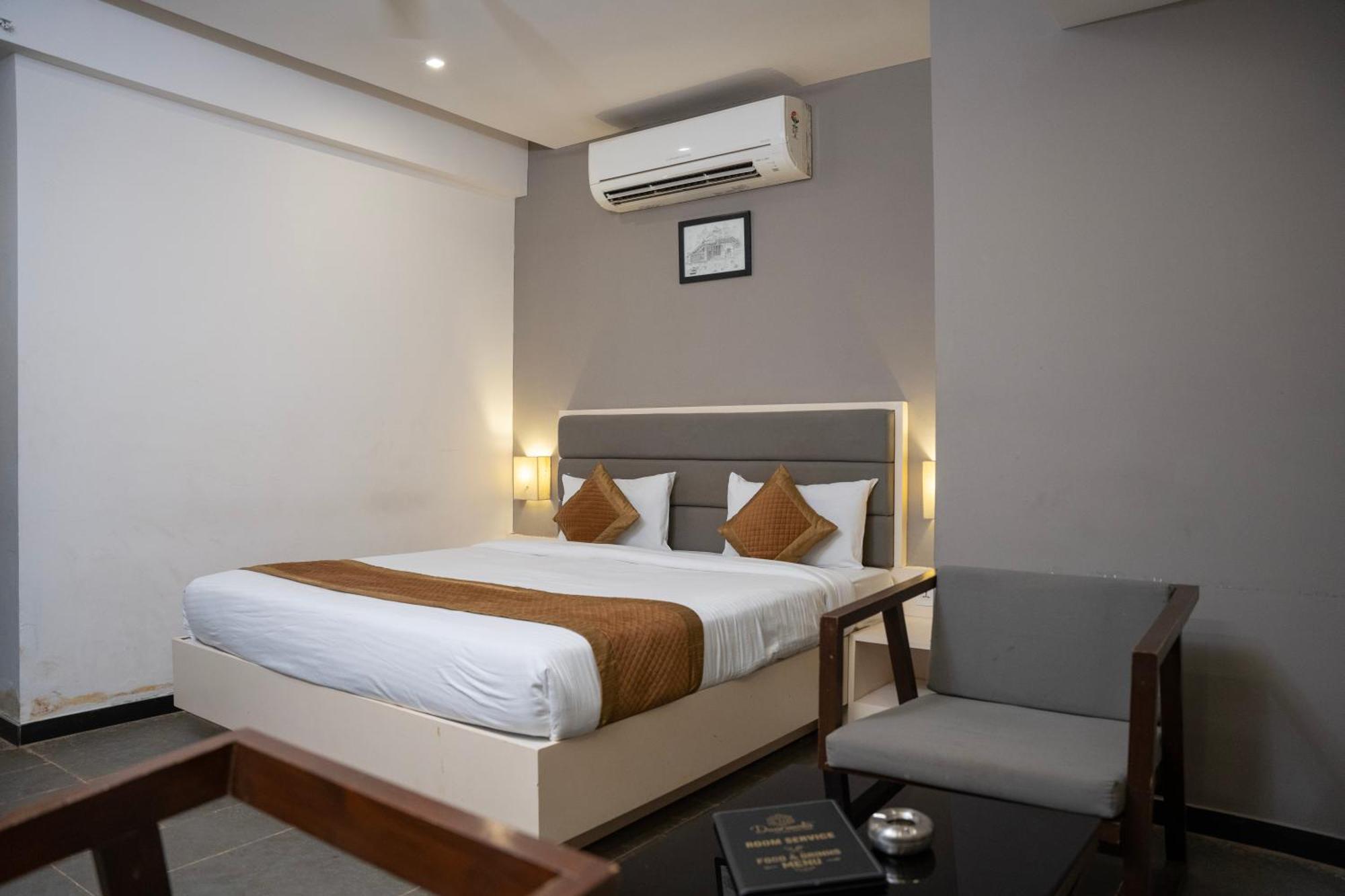 Hotel Dwarawata Dharwad Extérieur photo